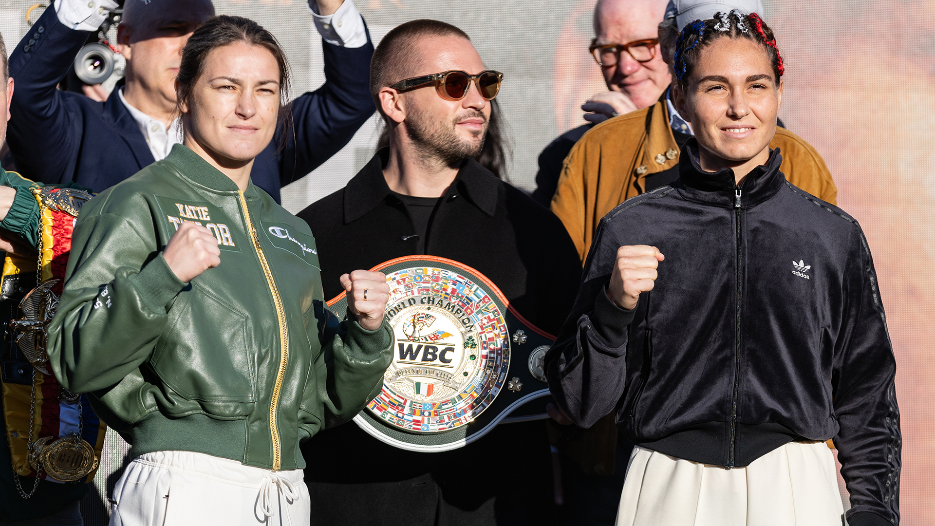 Face-à-face Flora Pili / Katie Taylor à la pesée — crédit Matthieu Henkinet / Moselle TV